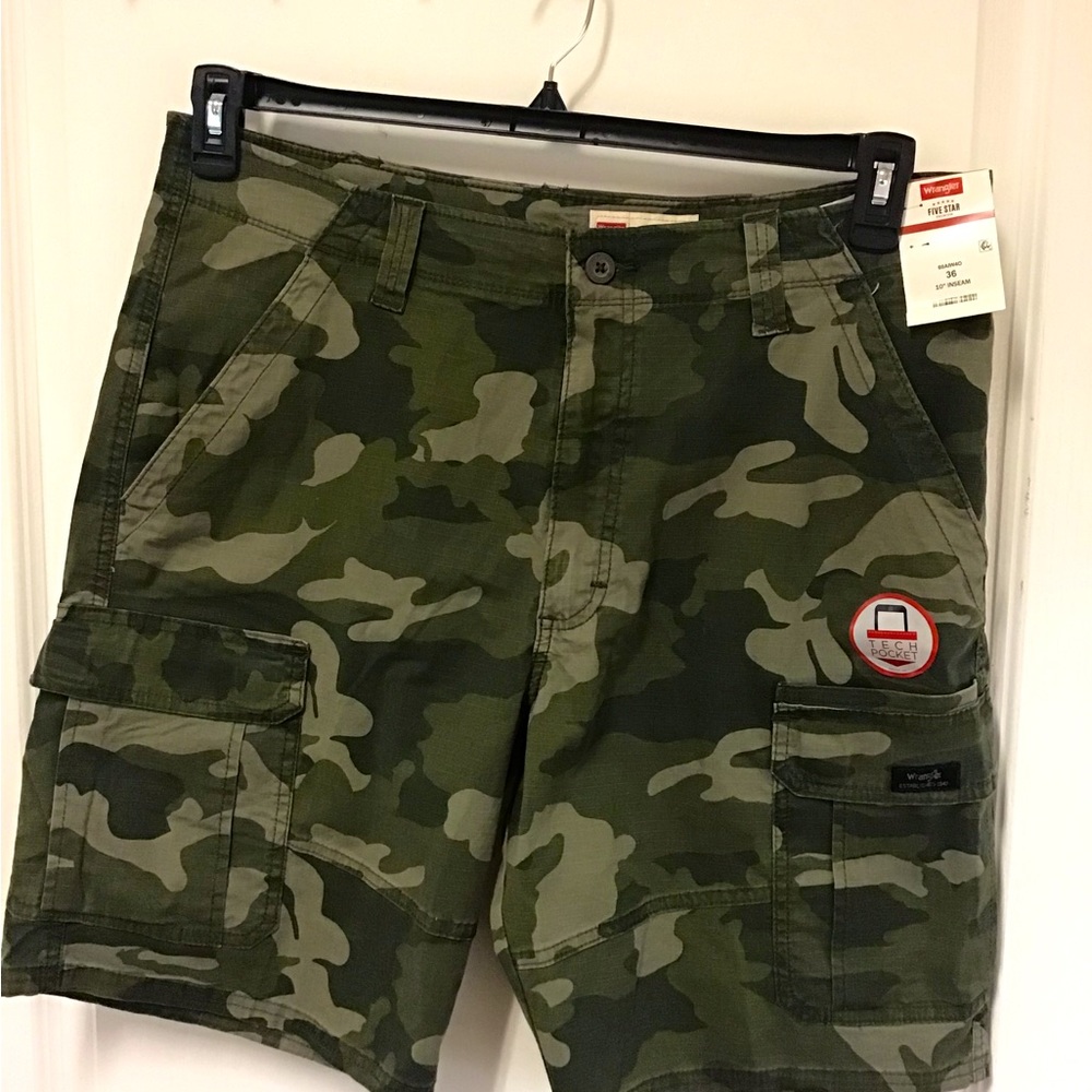 Men’s cargo camo shorts